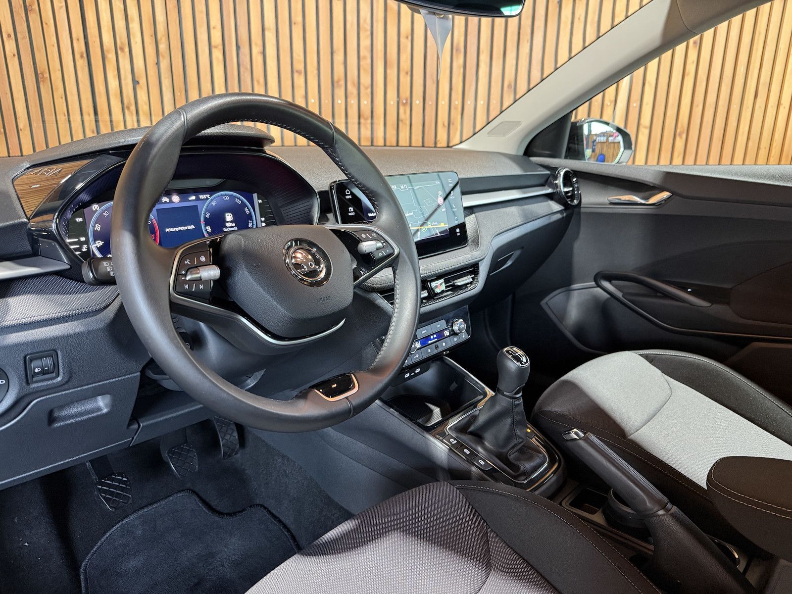 Fahrzeugabbildung SKODA Fabia 1,0 TSI Selection Navi*LED*Virtual*ACC*Kam