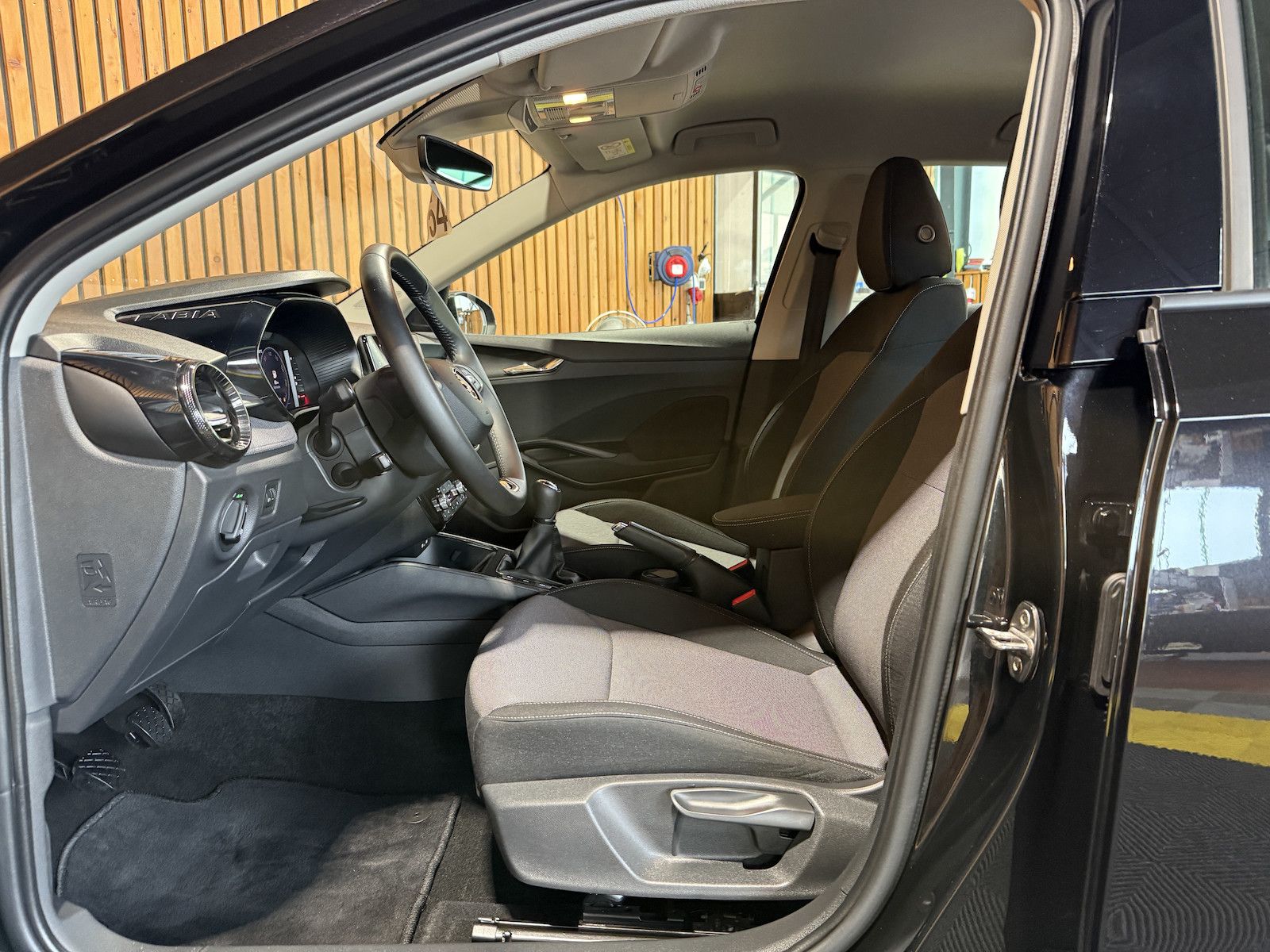 Fahrzeugabbildung SKODA Fabia 1,0 TSI Selection Navi*LED*Virtual*ACC*Kam