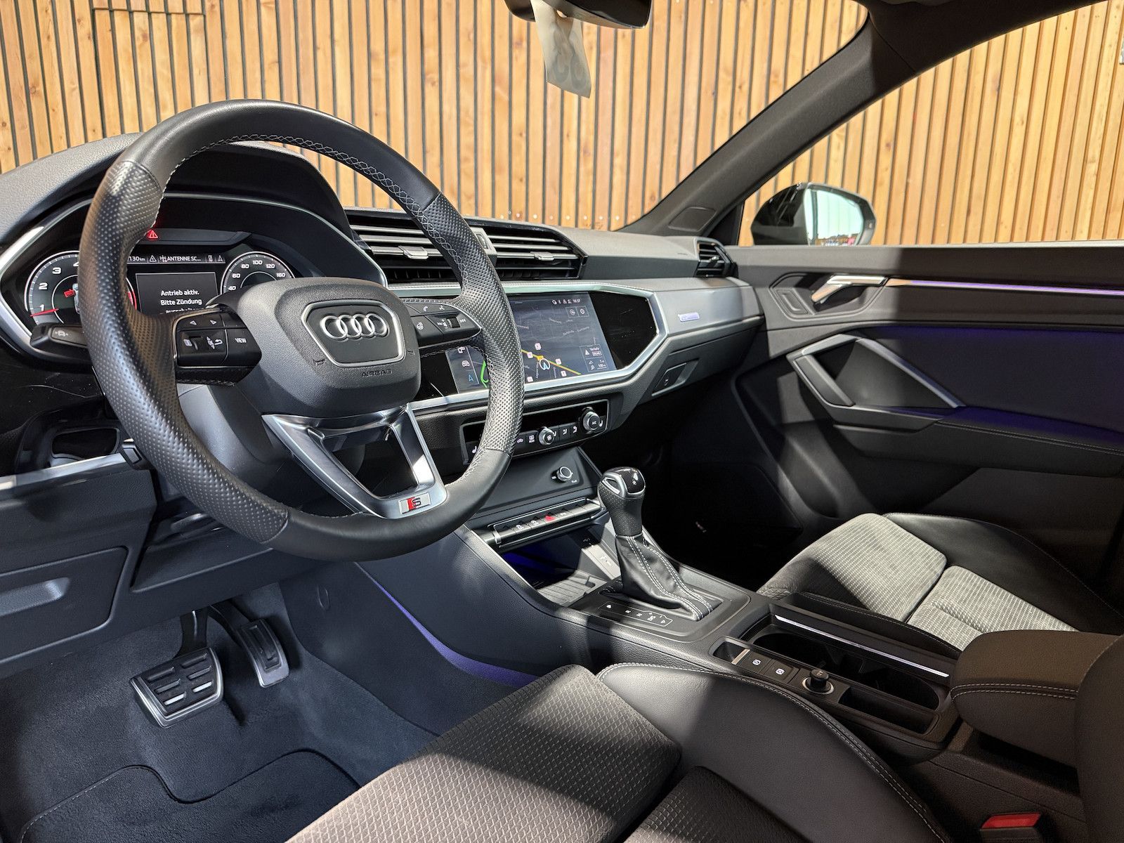Fahrzeugabbildung Audi Q3 35 TFSI S Line Black Aut.*Navi*Sonos*Kam*AHK*