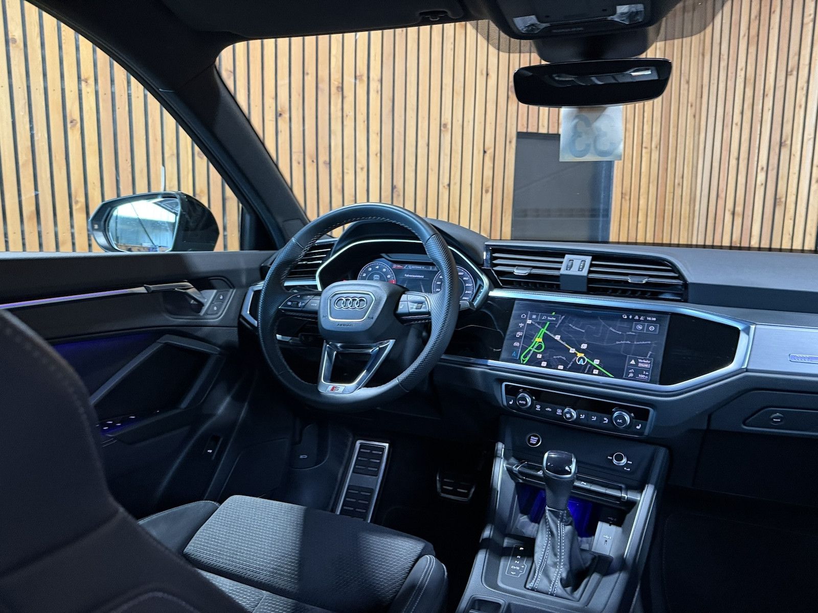 Fahrzeugabbildung Audi Q3 35 TFSI S Line Black Aut.*Navi*Sonos*Kam*AHK*