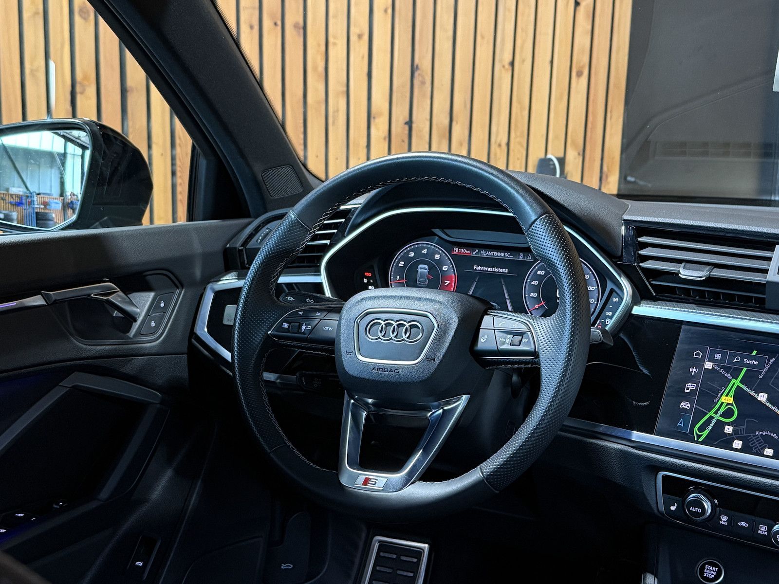 Fahrzeugabbildung Audi Q3 35 TFSI S Line Black Aut.*Navi*Sonos*Kam*AHK*