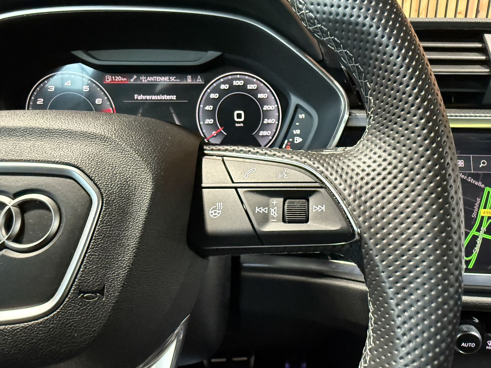 Fahrzeugabbildung Audi Q3 35 TFSI S Line Black Aut.*Navi*Sonos*Kam*AHK*