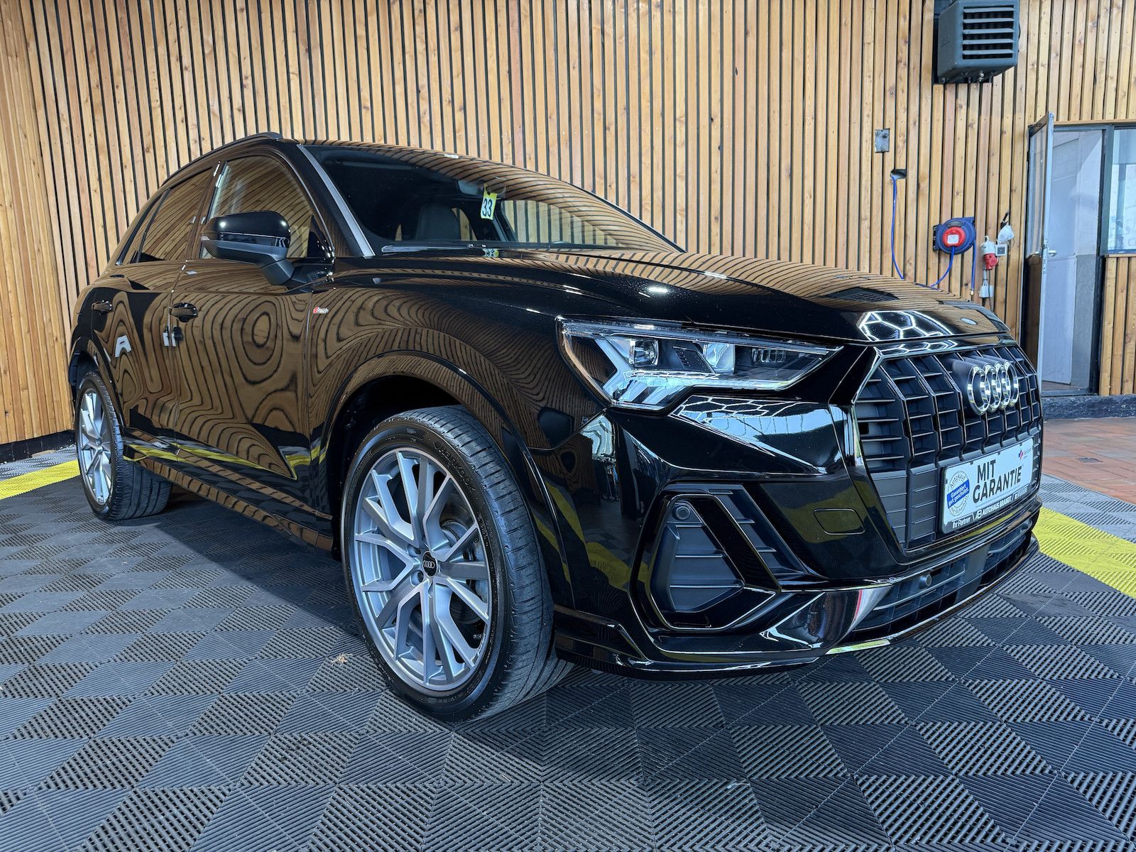 Fahrzeugabbildung Audi Q3 35 TFSI S Line Black Aut.*Navi*Sonos*Kam*AHK*