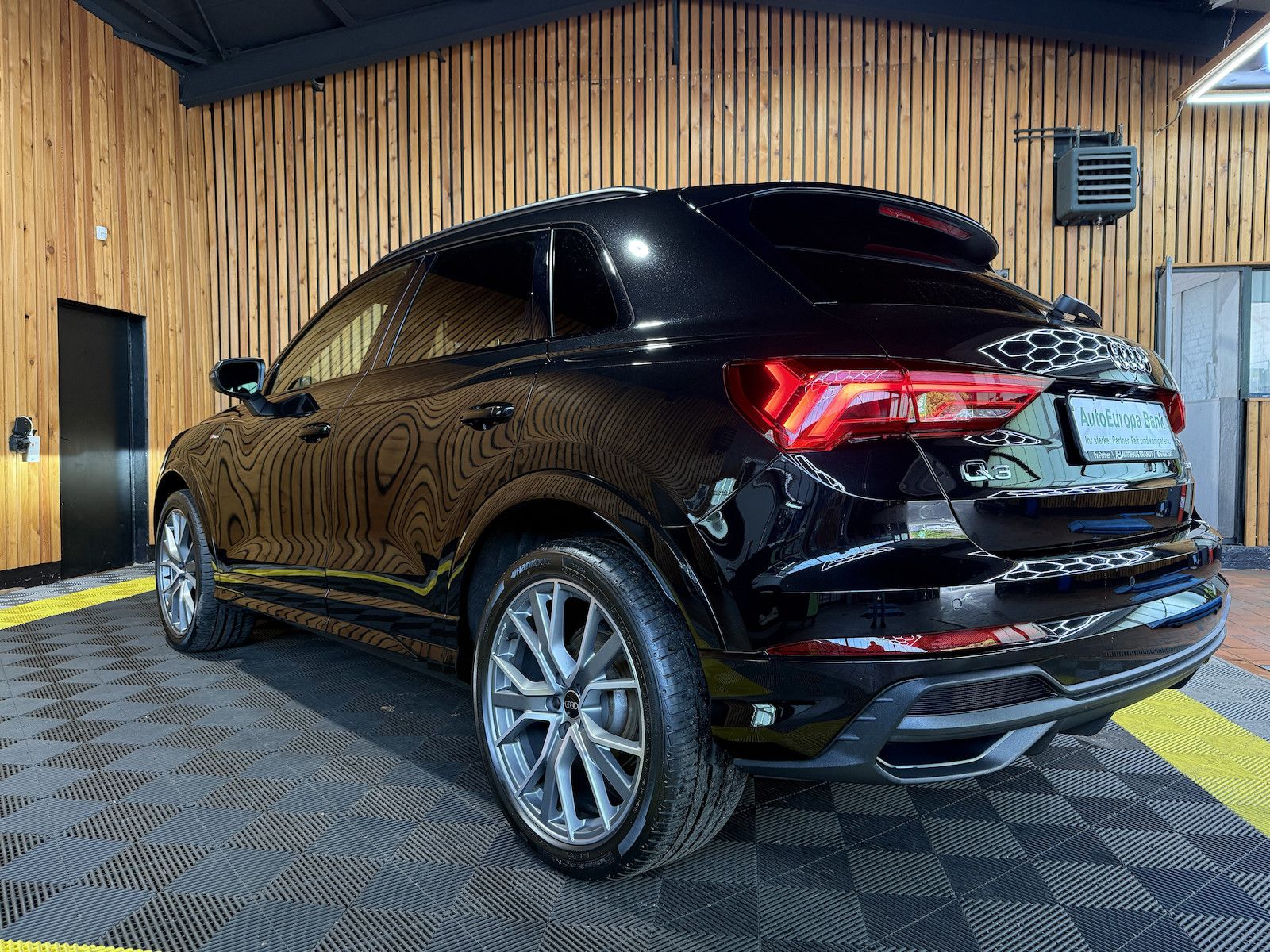 Fahrzeugabbildung Audi Q3 35 TFSI S Line Black Aut.*Navi*Sonos*Kam*AHK*