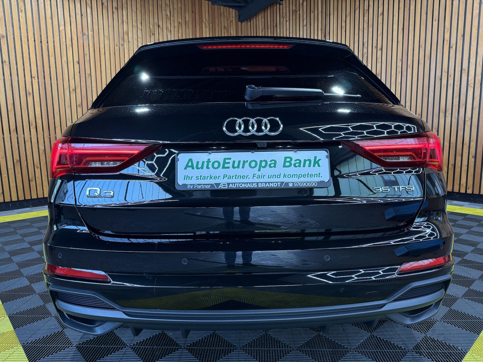 Fahrzeugabbildung Audi Q3 35 TFSI S Line Black Aut.*Navi*Sonos*Kam*AHK*