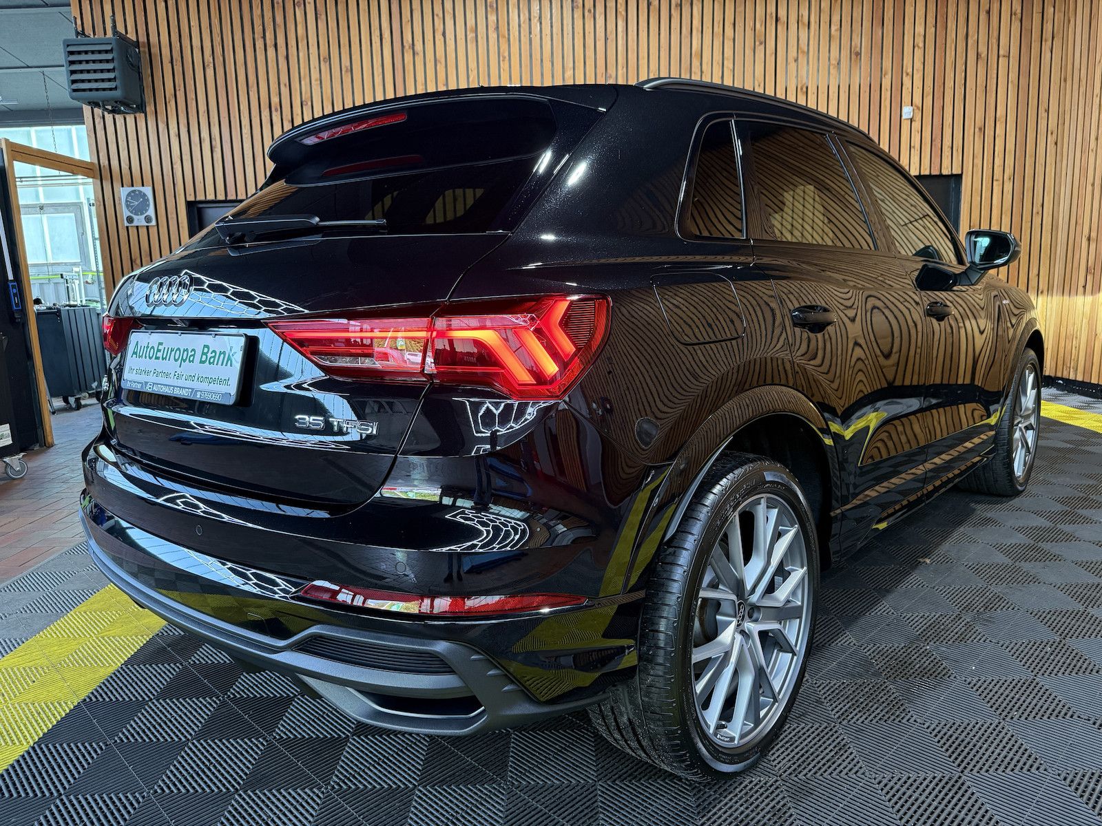 Fahrzeugabbildung Audi Q3 35 TFSI S Line Black Aut.*Navi*Sonos*Kam*AHK*
