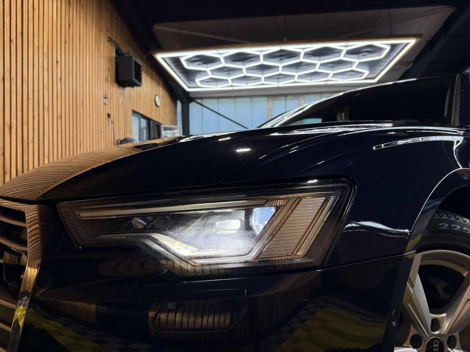 Fahrzeugabbildung Audi A6 Avant 2,0 TDI qu. *Navi*Matrix*AHK*Head*360°*