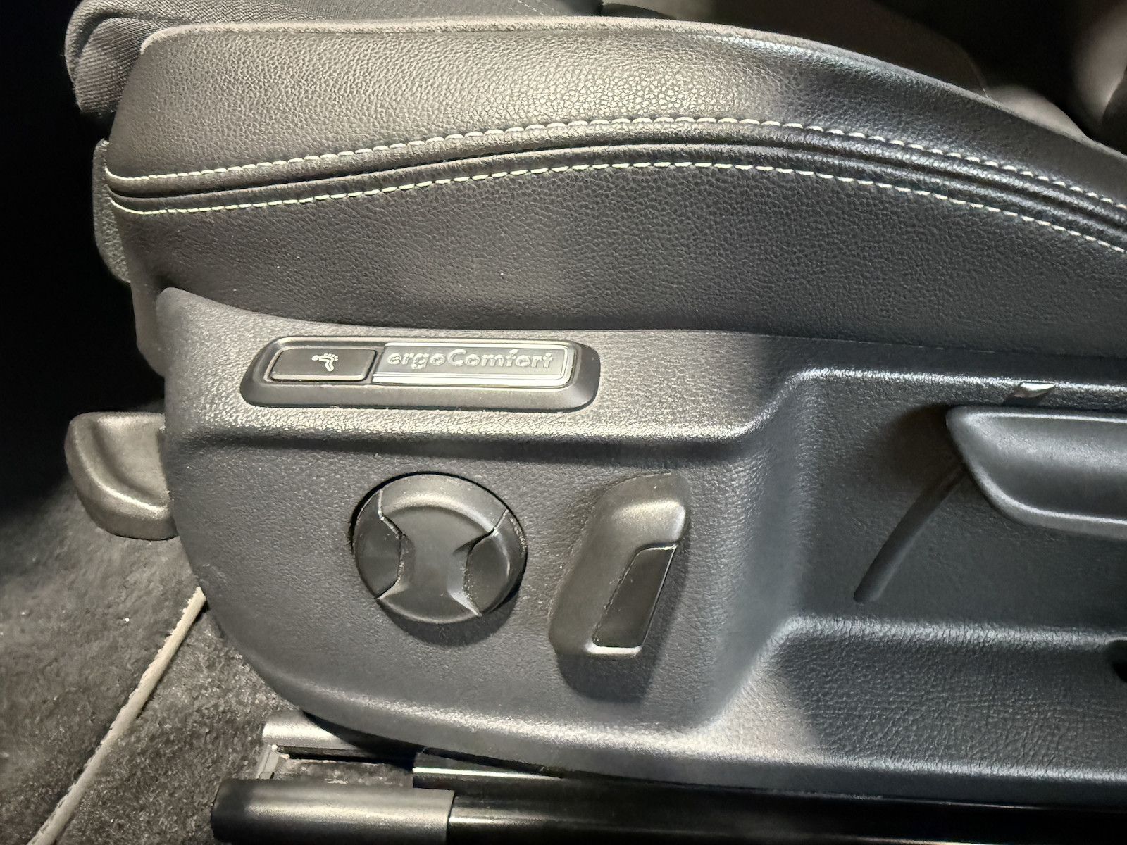 Fahrzeugabbildung Volkswagen Passat Alltrack 2,0 TDI 4M DSG *Navi*Kam*LED*AHK