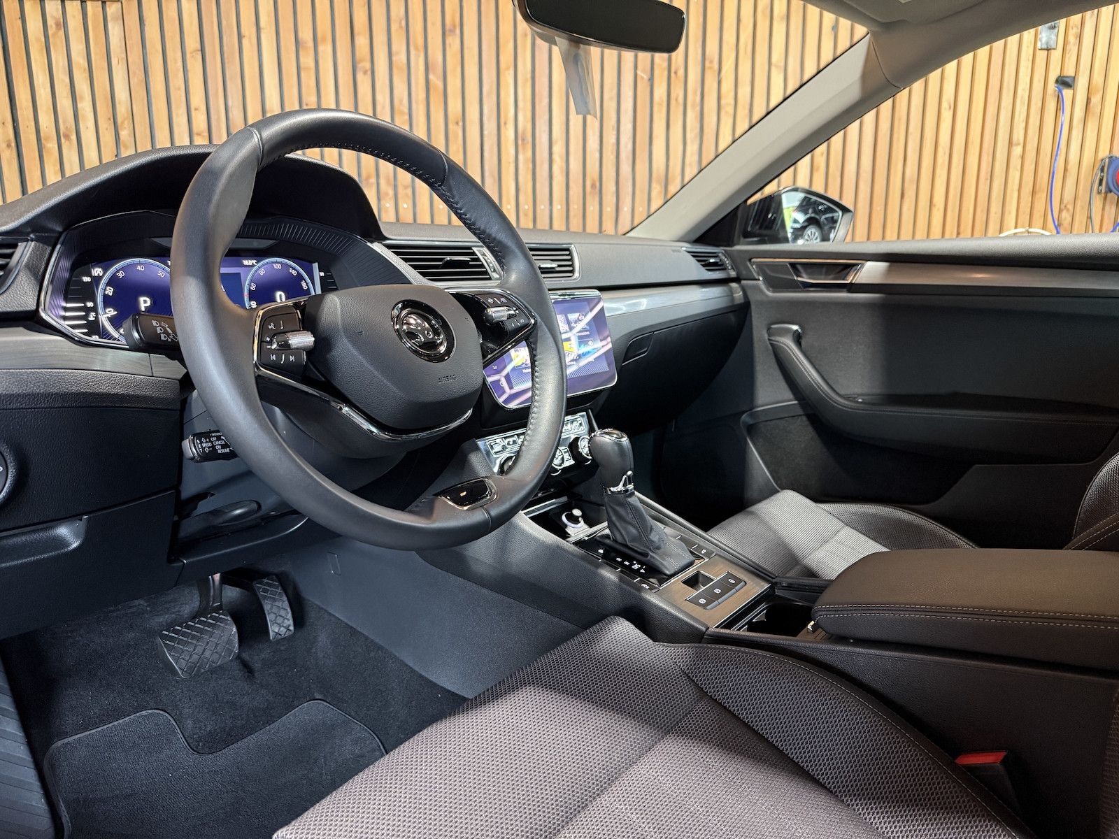 Fahrzeugabbildung SKODA Superb Combi 1,5 TSI DSG Navi*Matrix*AHK*Virtual
