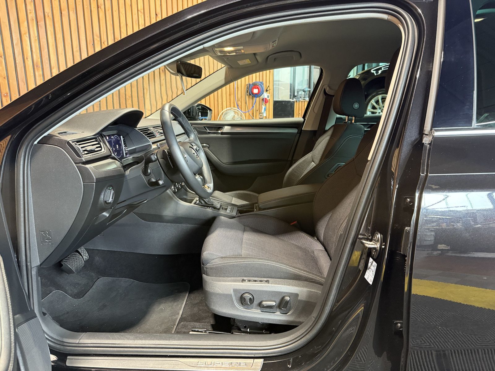 Fahrzeugabbildung SKODA Superb Combi 1,5 TSI DSG Navi*Matrix*AHK*Virtual