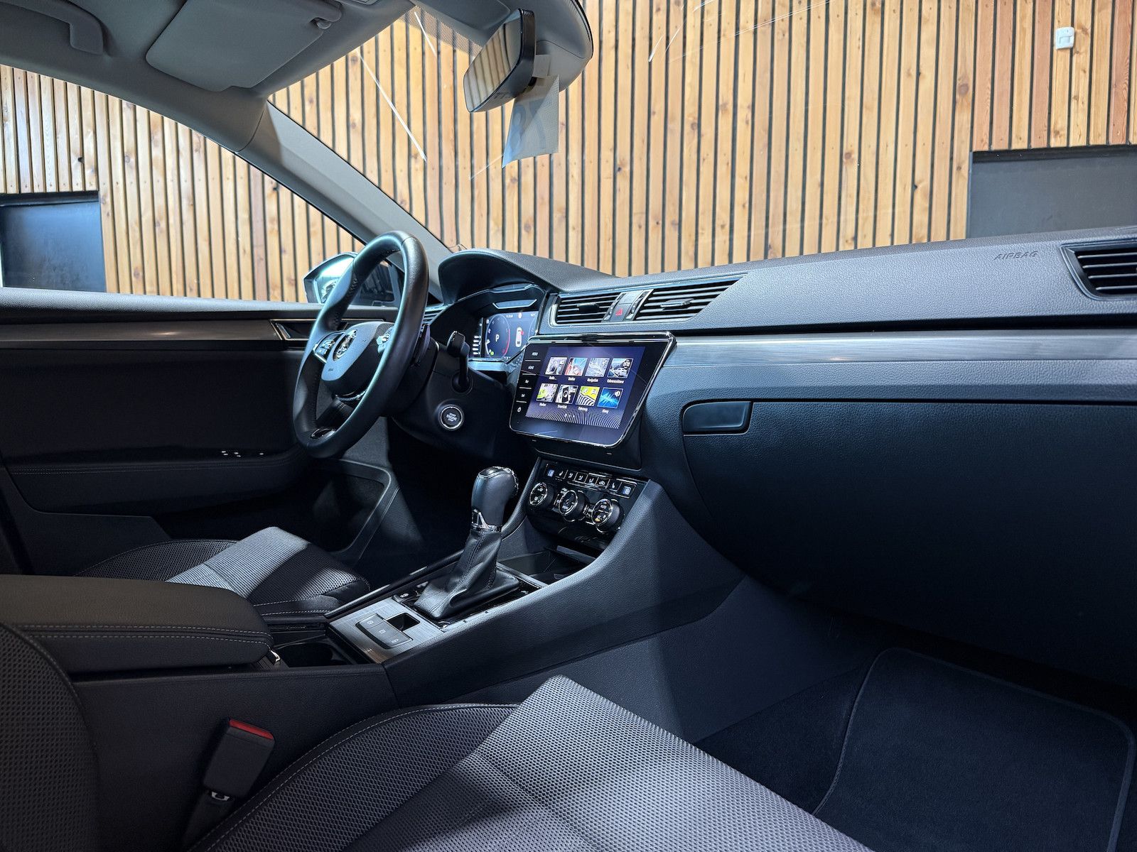 Fahrzeugabbildung SKODA Superb Combi 1,5 TSI DSG Navi*Matrix*AHK*Virtual