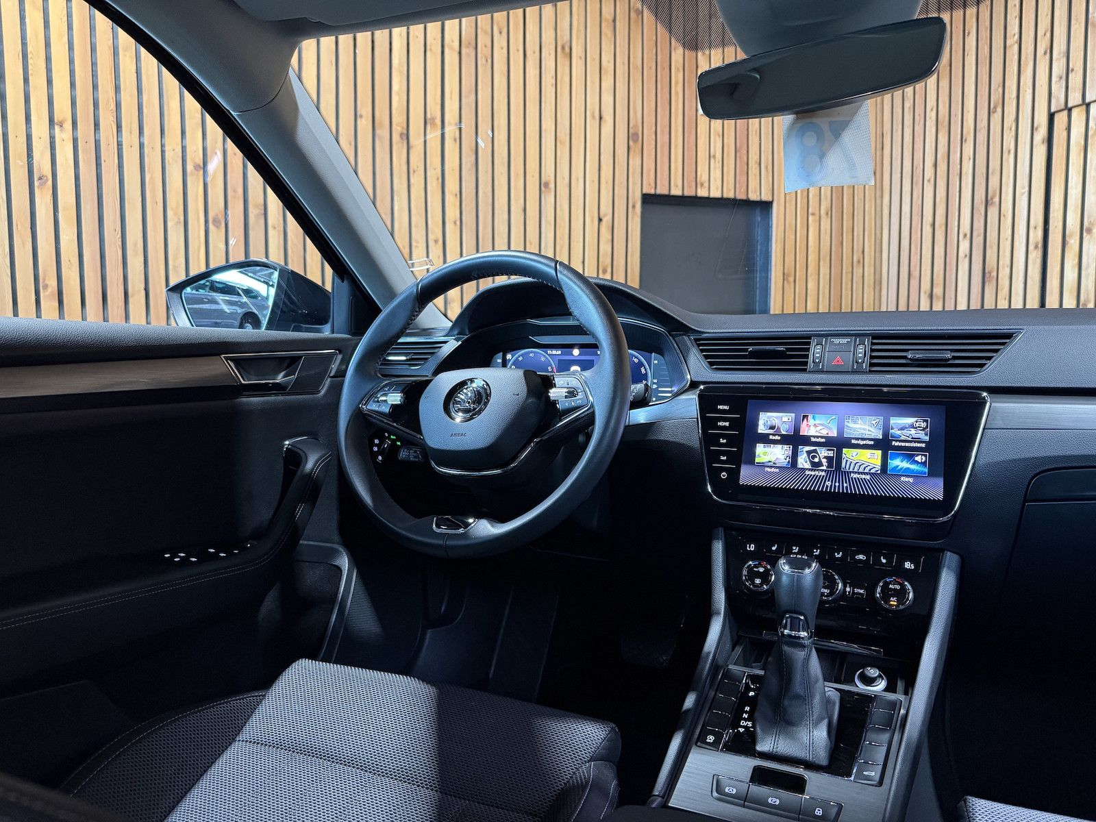 Fahrzeugabbildung SKODA Superb Combi 1,5 TSI DSG Navi*Matrix*AHK*Virtual