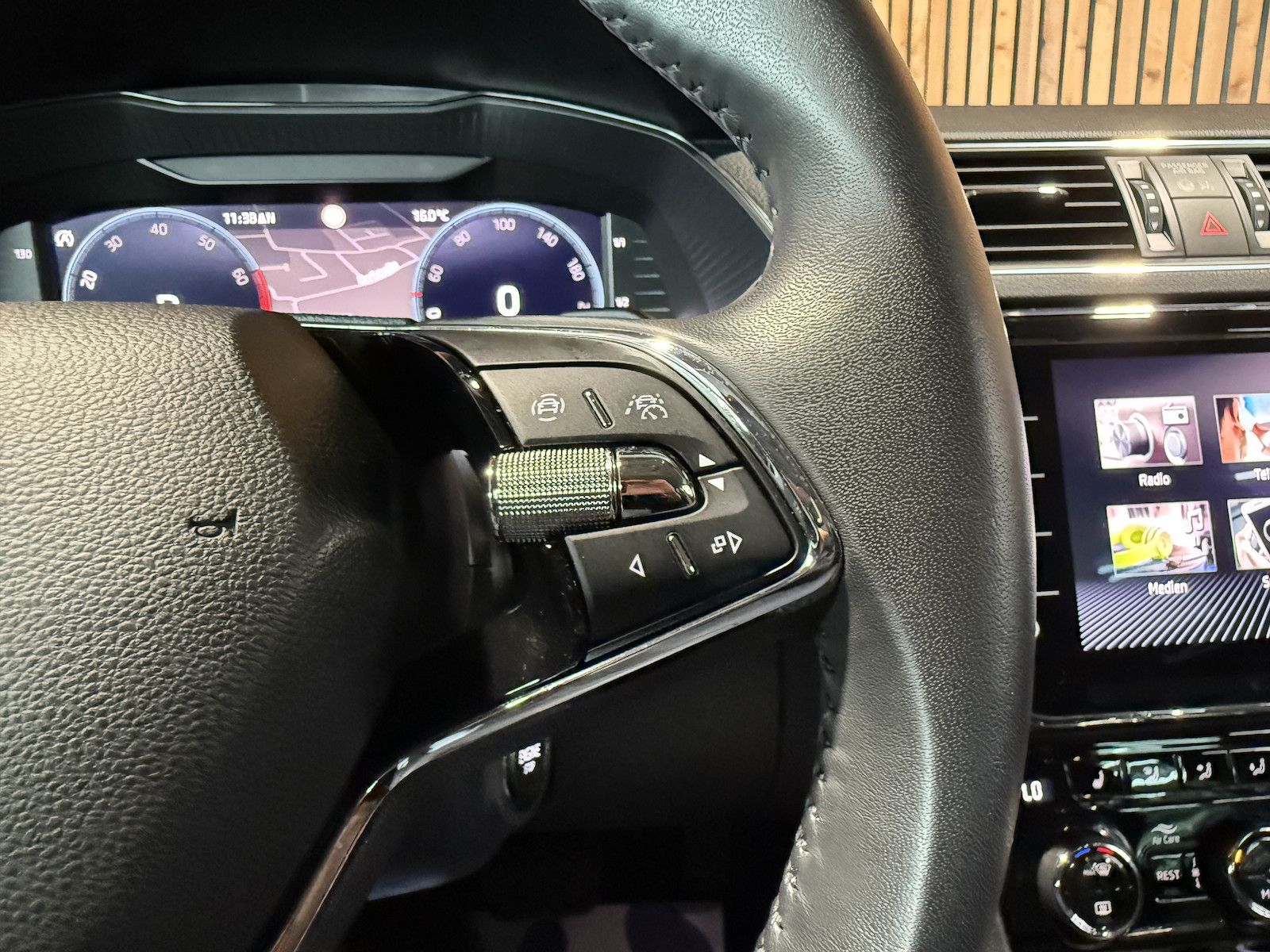Fahrzeugabbildung SKODA Superb Combi 1,5 TSI DSG Navi*Matrix*AHK*Virtual