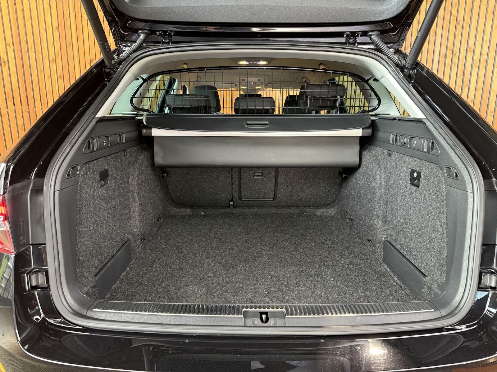 Fahrzeugabbildung SKODA Superb Combi 1,5 TSI DSG Navi*Matrix*AHK*Virtual