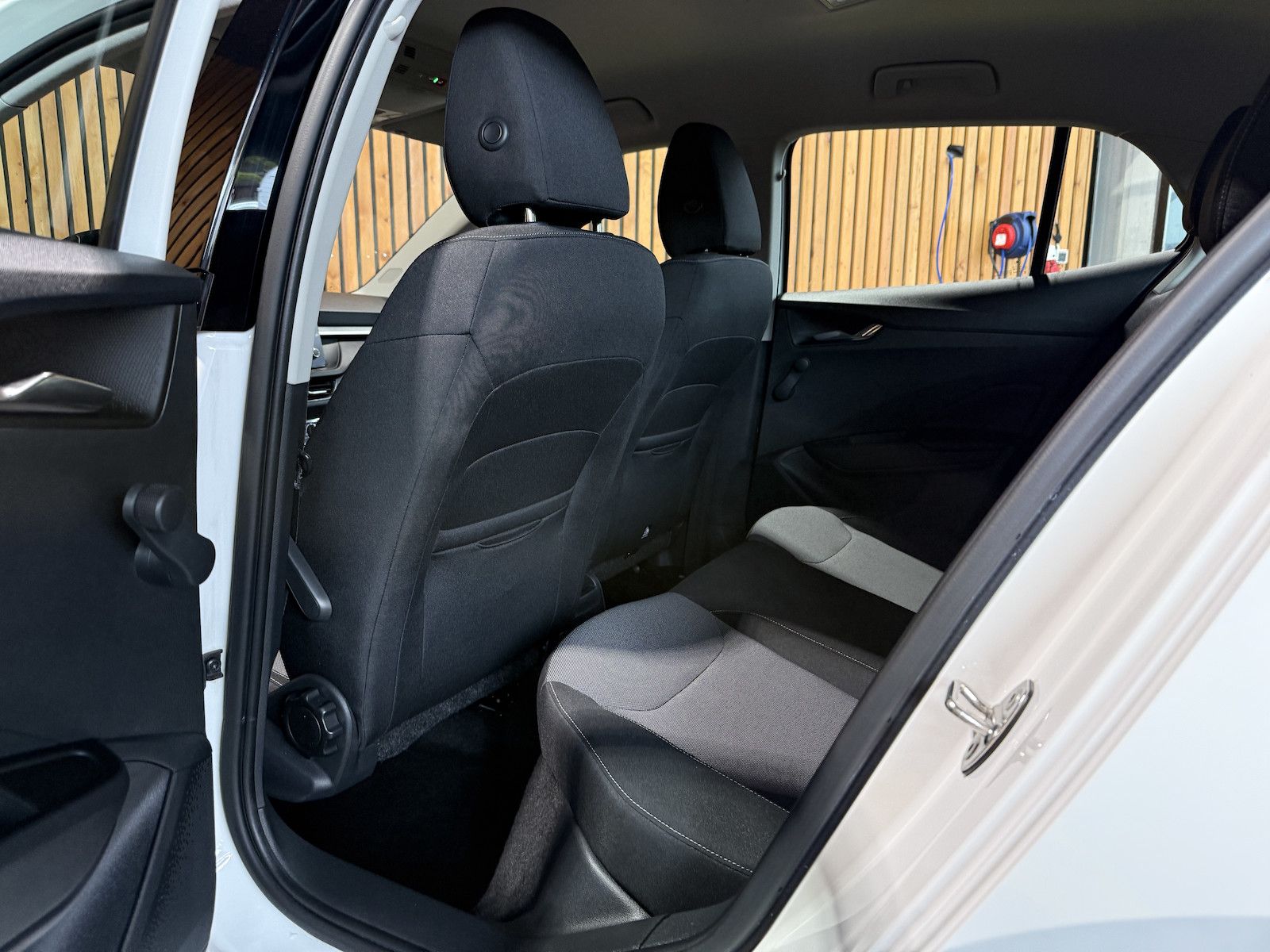 Fahrzeugabbildung SKODA Fabia 1,0 MPI Ambition *LED*Tempo*PDC*App*Sitzhz