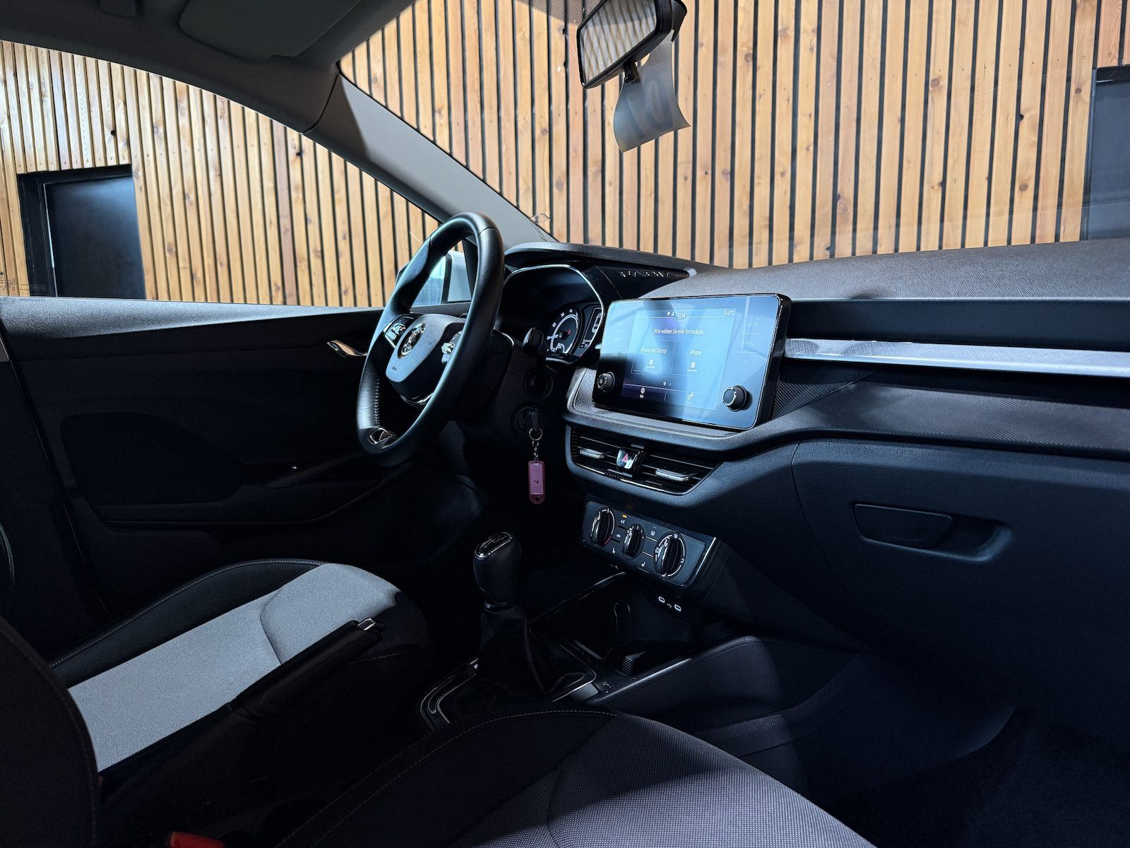 Fahrzeugabbildung SKODA Fabia 1,0 MPI Ambition *LED*Tempo*PDC*App*Sitzhz