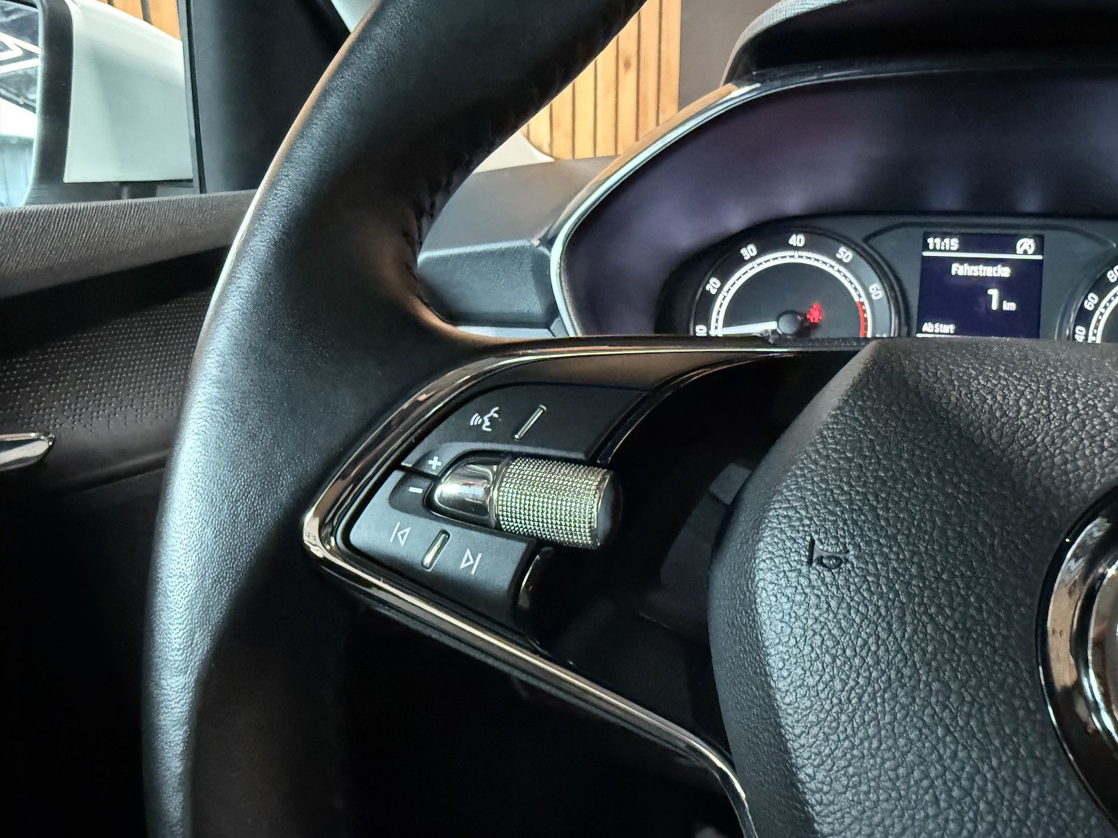 Fahrzeugabbildung SKODA Fabia 1,0 MPI Ambition *LED*Tempo*PDC*App*Sitzhz