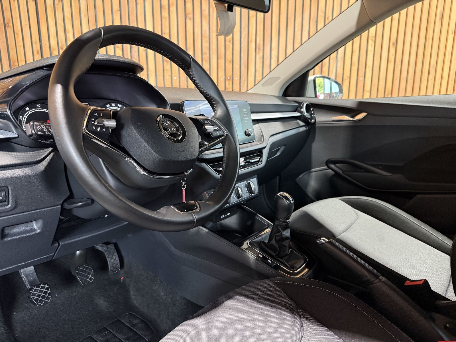 Fahrzeugabbildung SKODA Fabia 1,0 MPI Ambition *LED*Tempo*PDC*App*Sitzhz