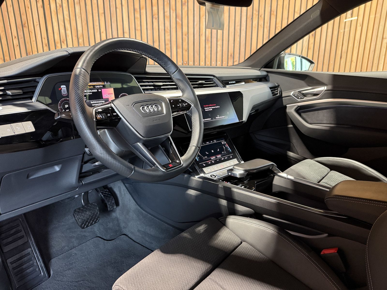 Fahrzeugabbildung Audi e-tron 50 qu. S Line *Navi*Kam*Virt*Luft*Matrix*