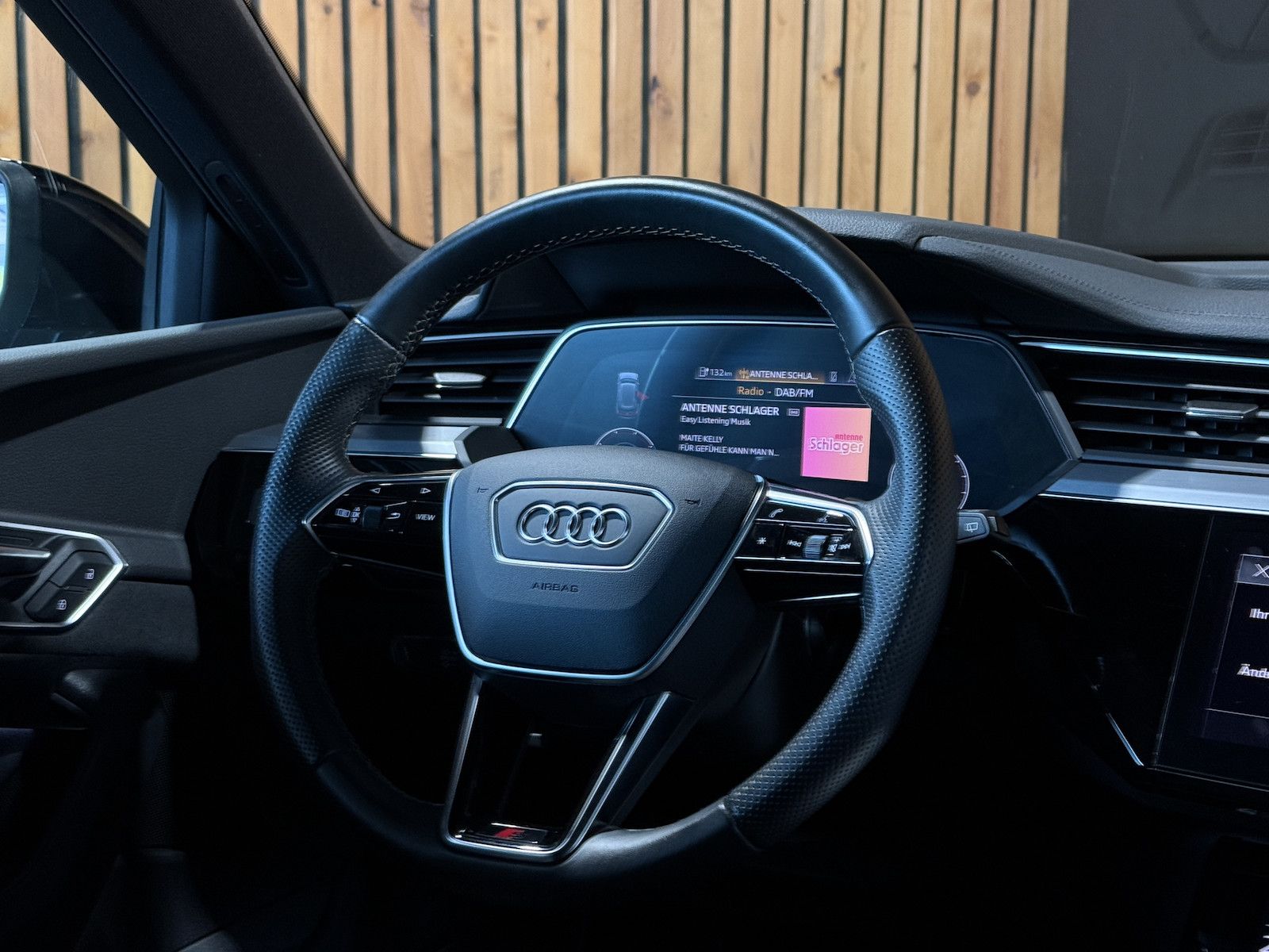 Fahrzeugabbildung Audi e-tron 50 qu. S Line *Navi*Kam*Virt*Luft*Matrix*