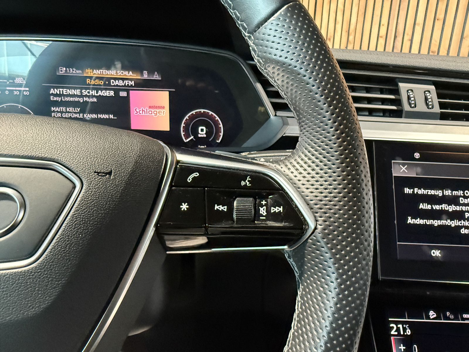 Fahrzeugabbildung Audi e-tron 50 qu. S Line *Navi*Kam*Virt*Luft*Matrix*