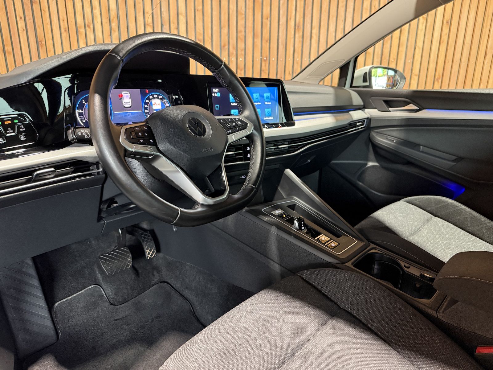 Fahrzeugabbildung Volkswagen Golf 2,0 TDI DSG Life *Navi*ACC*LED*Keyless*