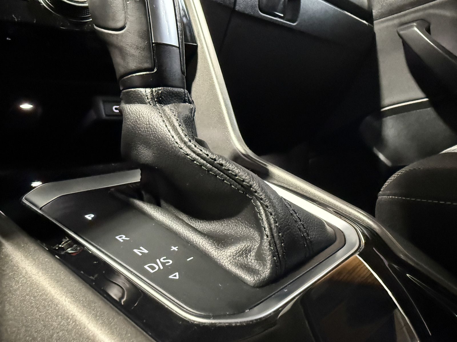 Fahrzeugabbildung Volkswagen T-Roc 1,5 TSI Style *Navi*AHK*PDC*el.Heckklappe*