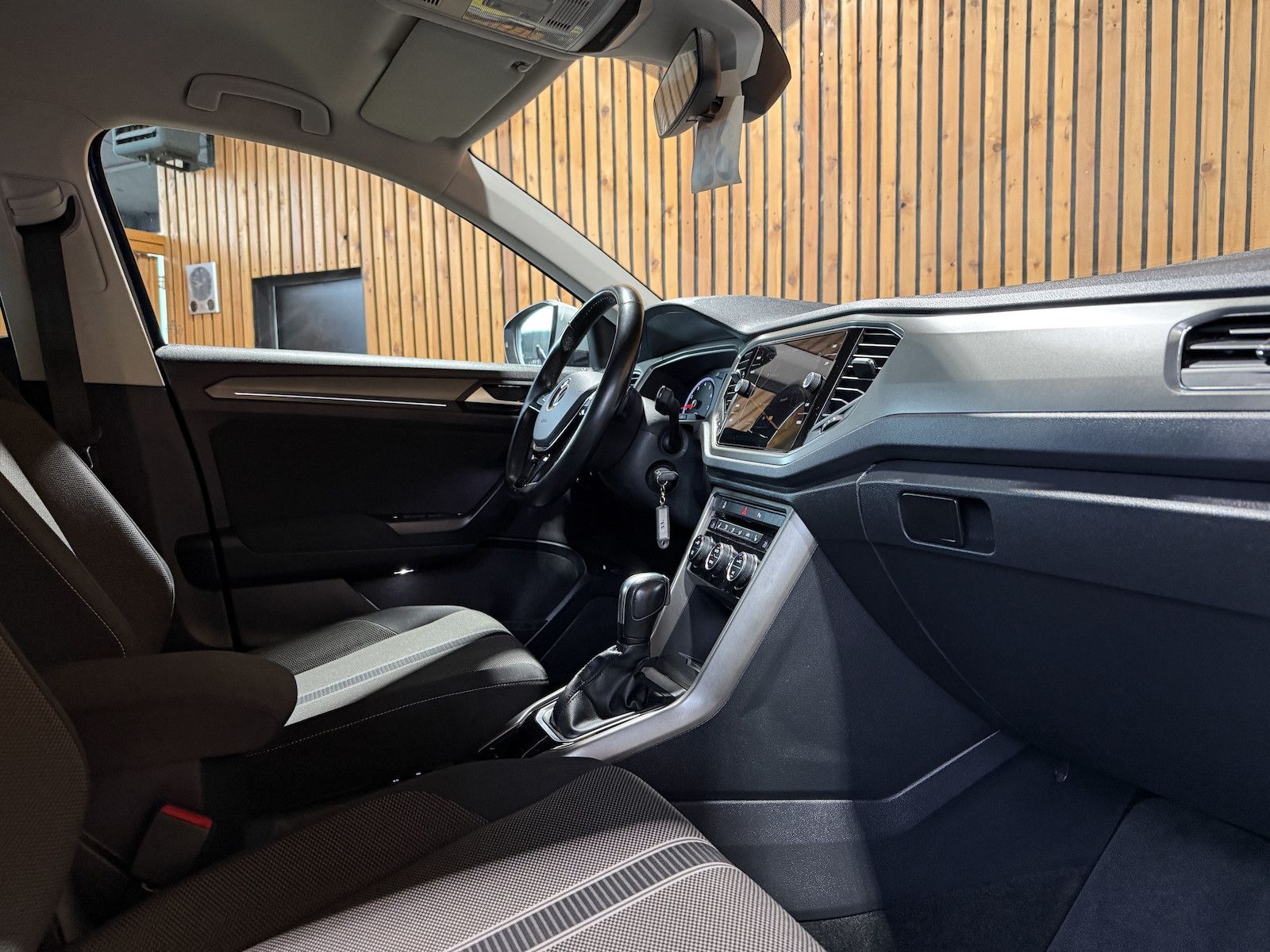 Fahrzeugabbildung Volkswagen T-Roc 1,5 TSI Style *Navi*AHK*PDC*el.Heckklappe*