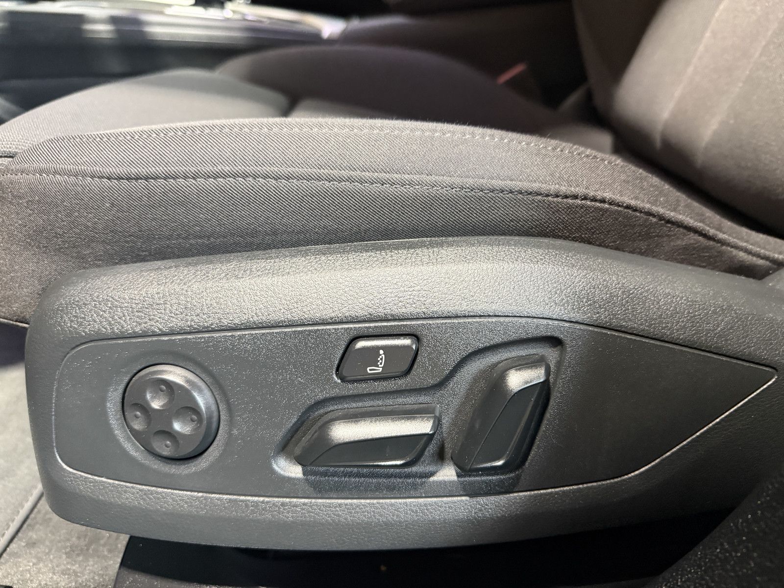 Fahrzeugabbildung Audi A4 Avant 2,0 TDI Aut. *Navi+*ACC*AHK*Kamera*App*