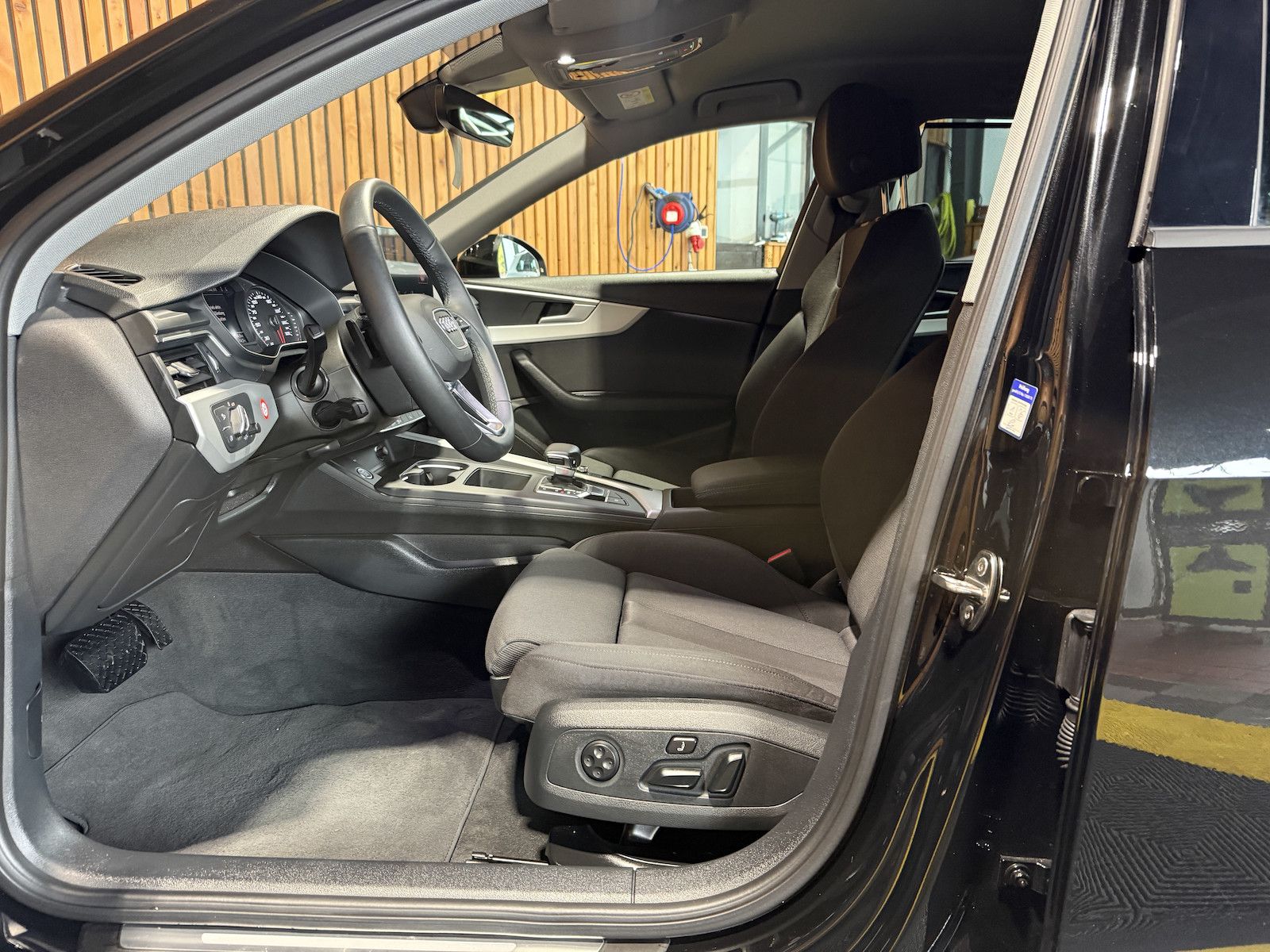 Fahrzeugabbildung Audi A4 Avant 2,0 TDI Aut. *Navi+*ACC*AHK*Kamera*App*