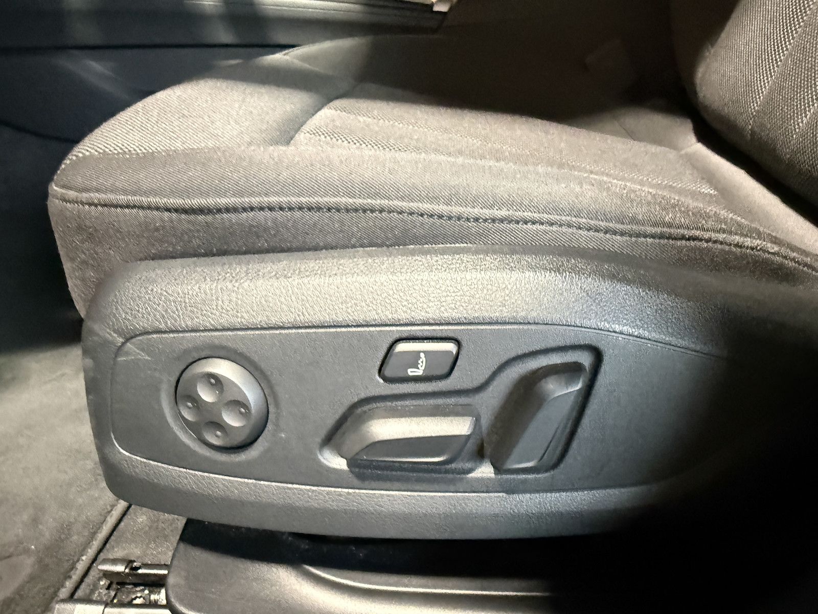 Fahrzeugabbildung Audi A4 Avant 2,0 TDI Aut. *Navi+*ACC*AHK*Kamera*App*