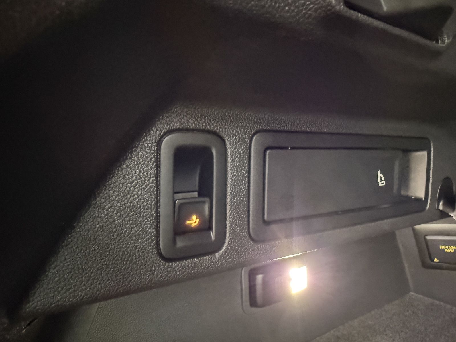 Fahrzeugabbildung Volkswagen Tiguan 2,0 TDI Active DSG *Navi*AHK*Kam*ACC*LED