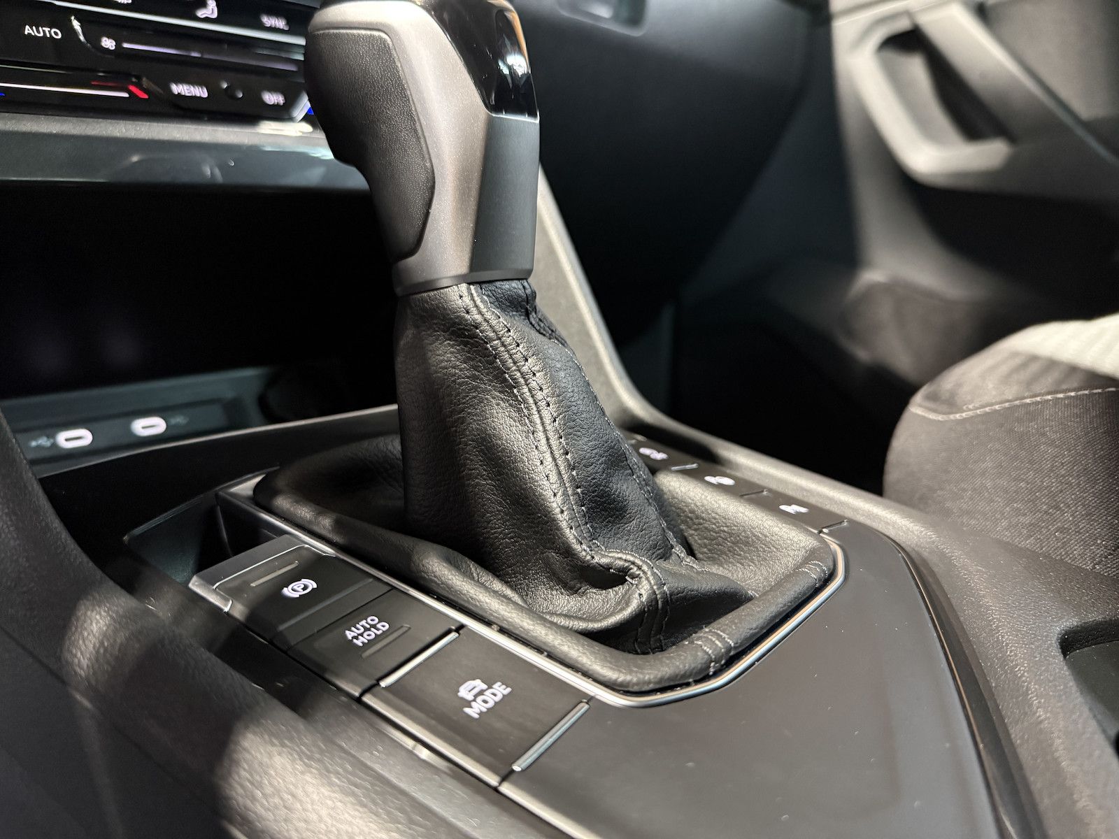 Fahrzeugabbildung Volkswagen Tiguan 2,0 TDI Active DSG *Navi*AHK*Kam*ACC*LED