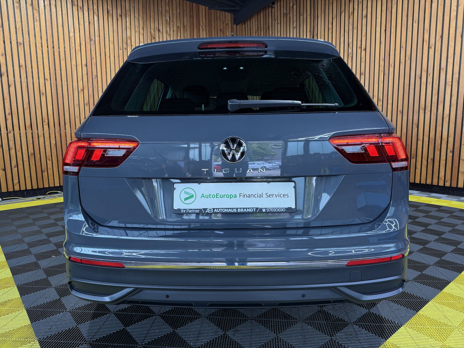Fahrzeugabbildung Volkswagen Tiguan 2,0 TDI Active DSG *Navi*AHK*Kam*ACC*LED