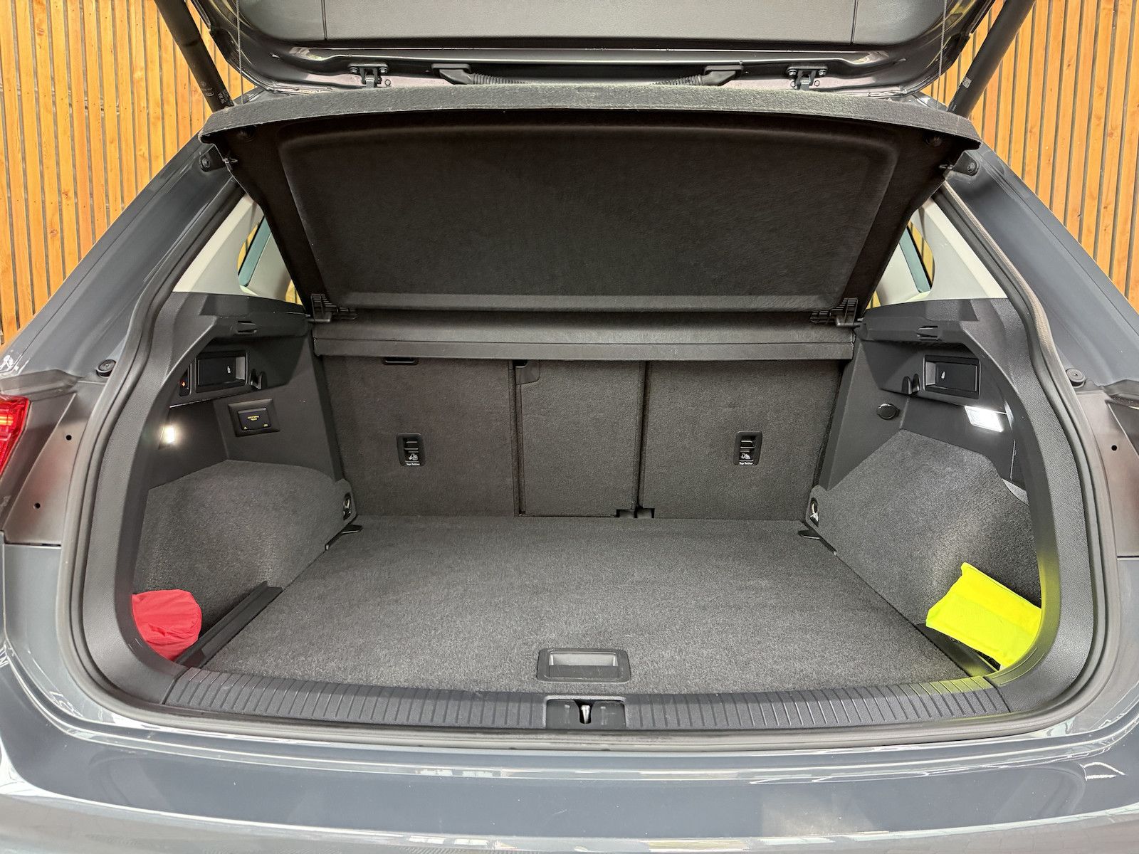 Fahrzeugabbildung Volkswagen Tiguan 2,0 TDI Active DSG *Navi*AHK*Kam*ACC*LED