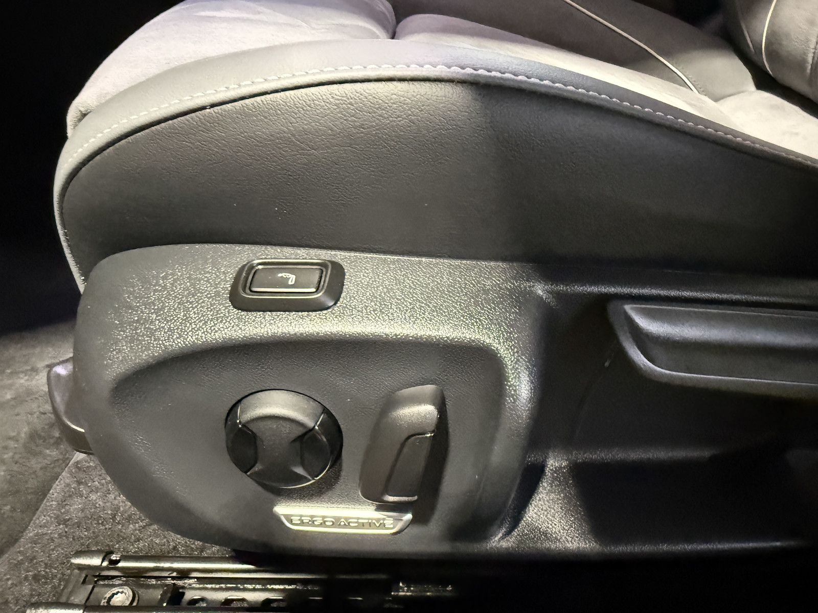 Fahrzeugabbildung Volkswagen Passat Variant 2,0 TDI DSG *Navi*AHK*360°*LED*