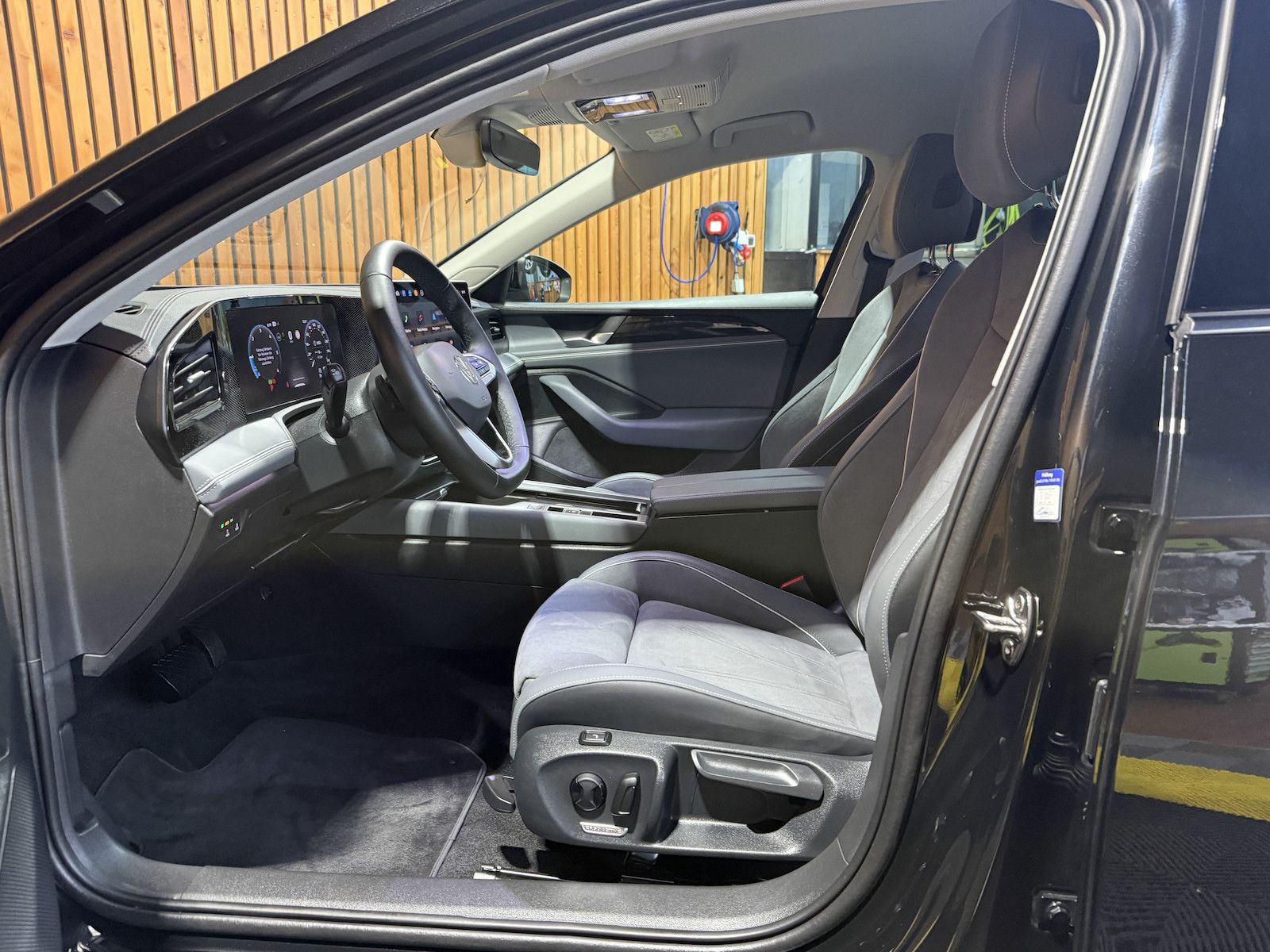 Fahrzeugabbildung Volkswagen Passat Variant 2,0 TDI DSG *Navi*AHK*360°*LED*