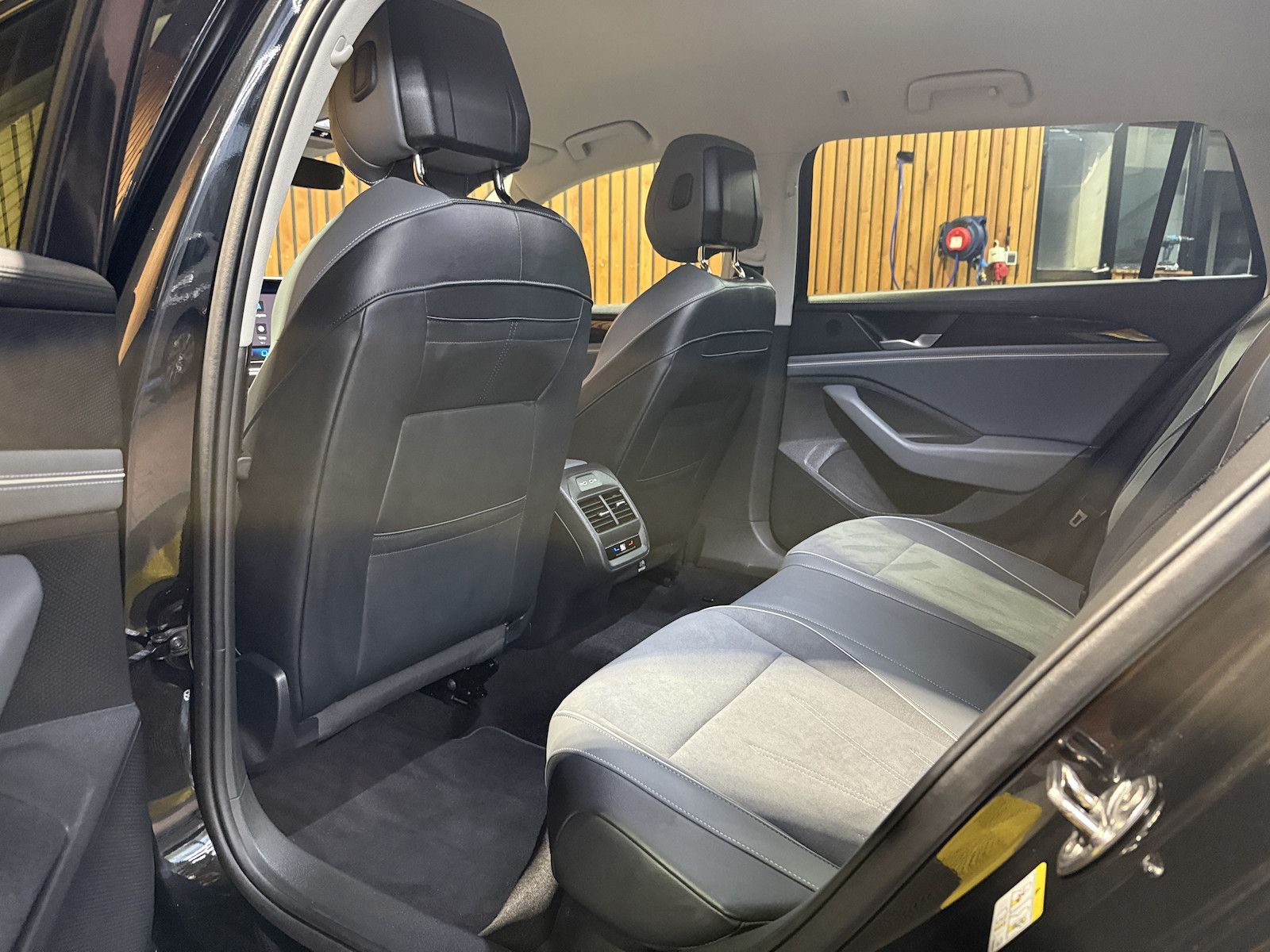 Fahrzeugabbildung Volkswagen Passat Variant 2,0 TDI DSG *Navi*AHK*360°*LED*