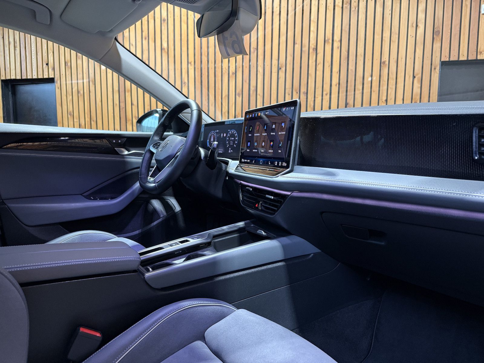 Fahrzeugabbildung Volkswagen Passat Variant 2,0 TDI DSG *Navi*AHK*360°*LED*