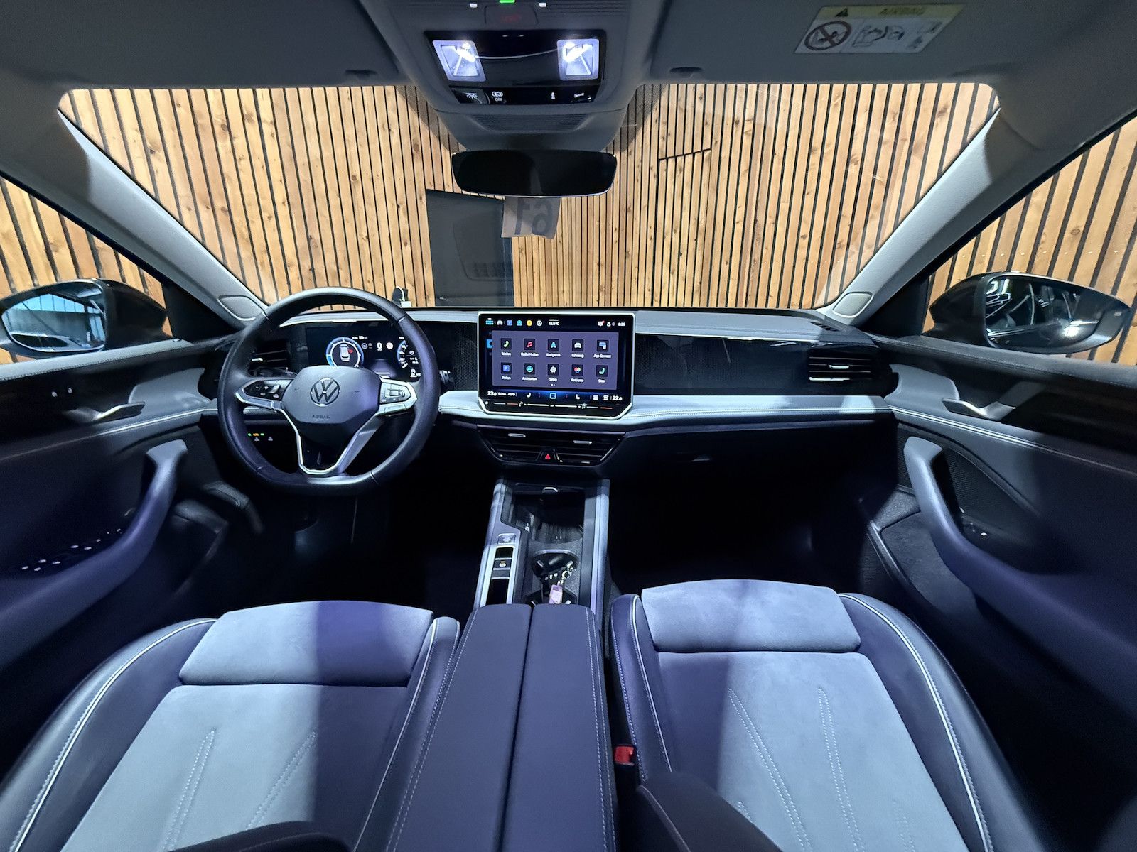 Fahrzeugabbildung Volkswagen Passat Variant 2,0 TDI DSG *Navi*AHK*360°*LED*