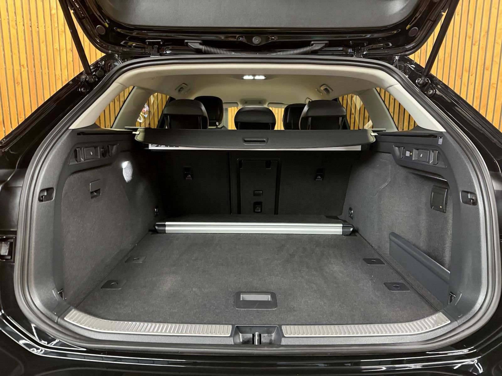 Fahrzeugabbildung Volkswagen Passat Variant 2,0 TDI DSG *Navi*AHK*360°*LED*