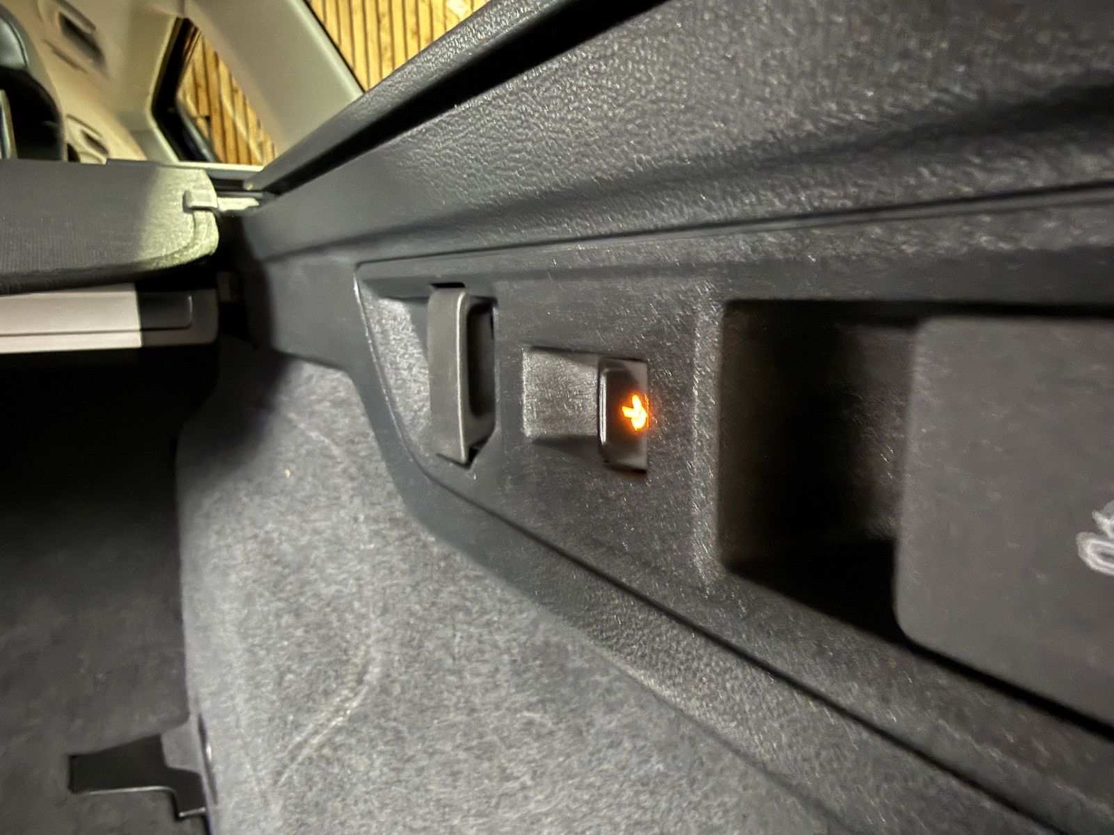 Fahrzeugabbildung Volkswagen Passat Variant 2,0 TDI DSG *Navi*AHK*360°*LED*