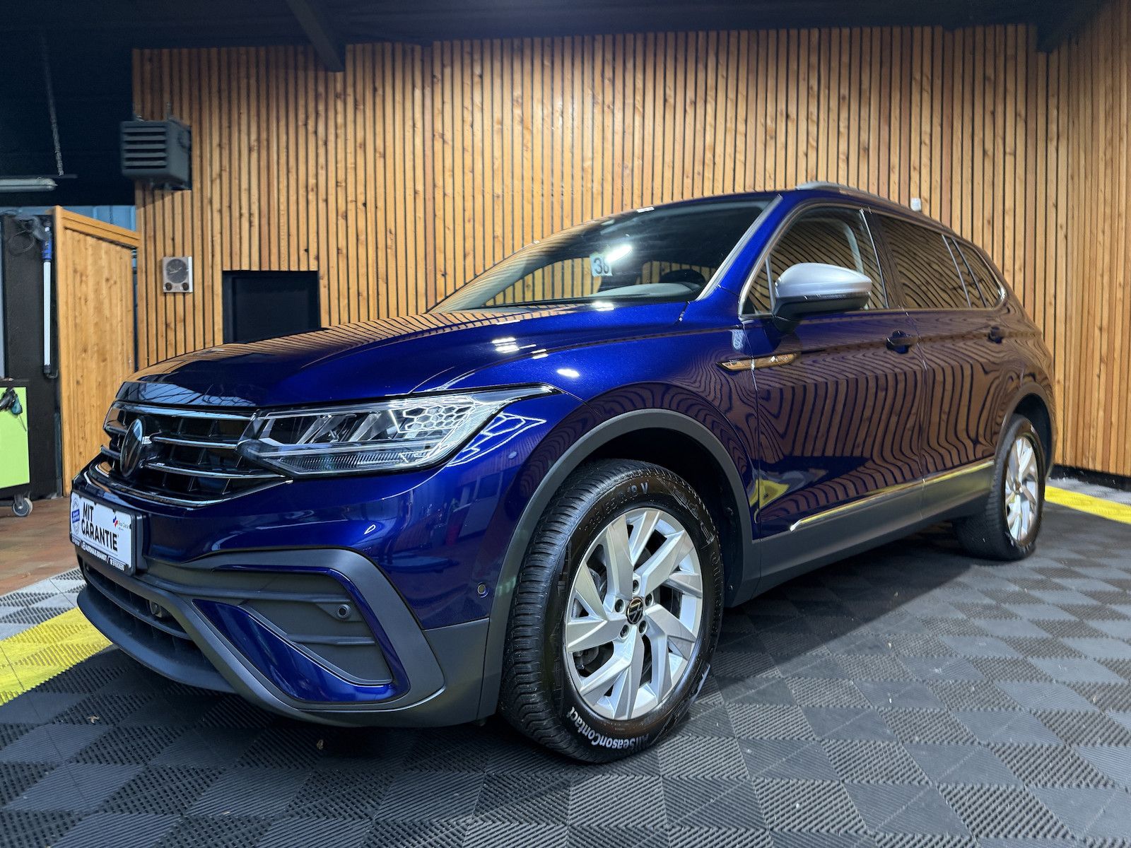 Volkswagen Tiguan Allspace 2,0TDI DSG 7-Sitzer*Navi*AHK*LED