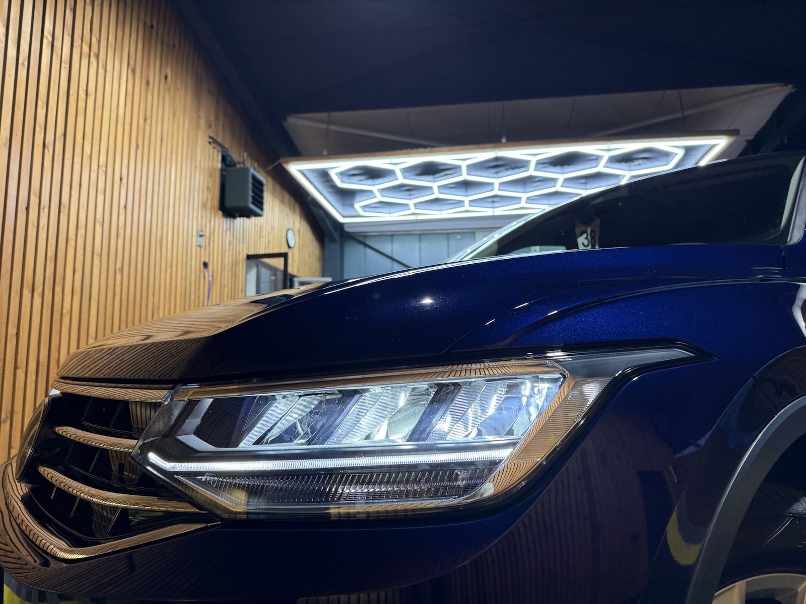 Fahrzeugabbildung Volkswagen Tiguan Allspace 2,0TDI DSG 7-Sitzer*Navi*AHK*LED