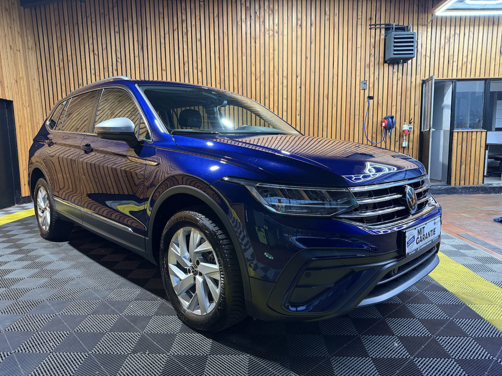 Fahrzeugabbildung Volkswagen Tiguan Allspace 2,0TDI DSG 7-Sitzer*Navi*AHK*LED