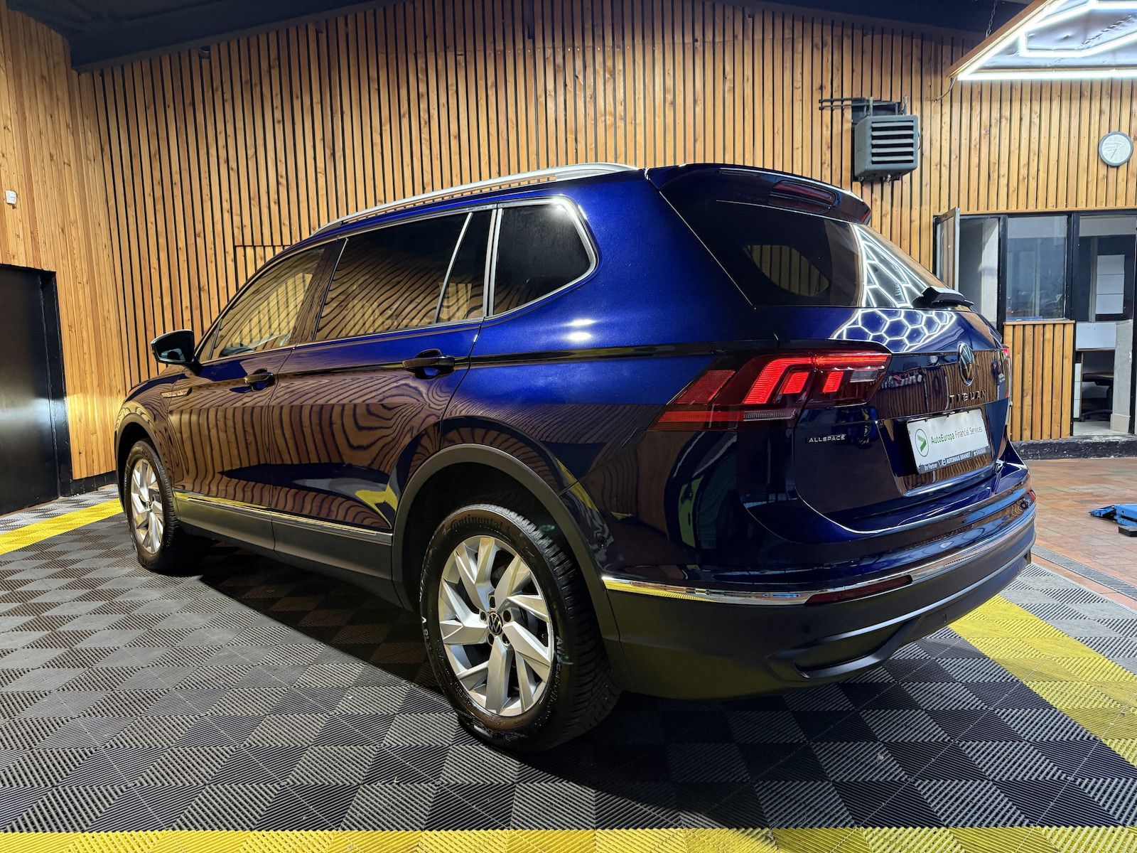 Fahrzeugabbildung Volkswagen Tiguan Allspace 2,0TDI DSG 7-Sitzer*Navi*AHK*LED