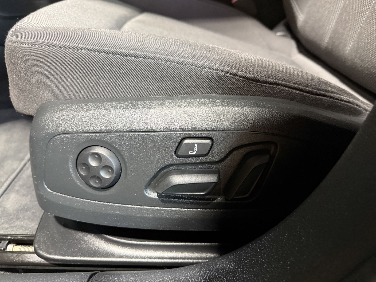 Fahrzeugabbildung Audi A4 Avant 2,0 TDI Aut. *Navi+*ACC*AHK*Kamera*App*