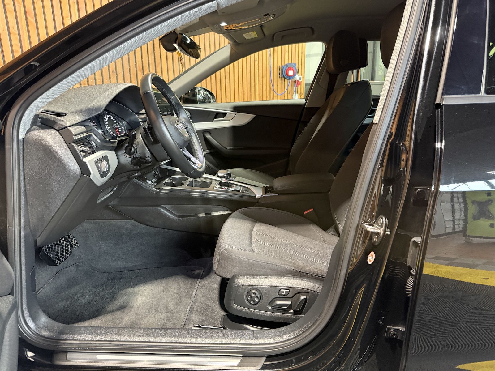 Fahrzeugabbildung Audi A4 Avant 2,0 TDI Aut. *Navi+*ACC*AHK*Kamera*App*