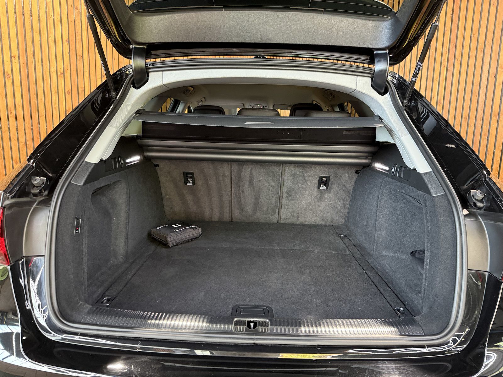 Fahrzeugabbildung Audi A4 Avant 2,0 TDI Aut. *Navi+*ACC*AHK*Kamera*App*