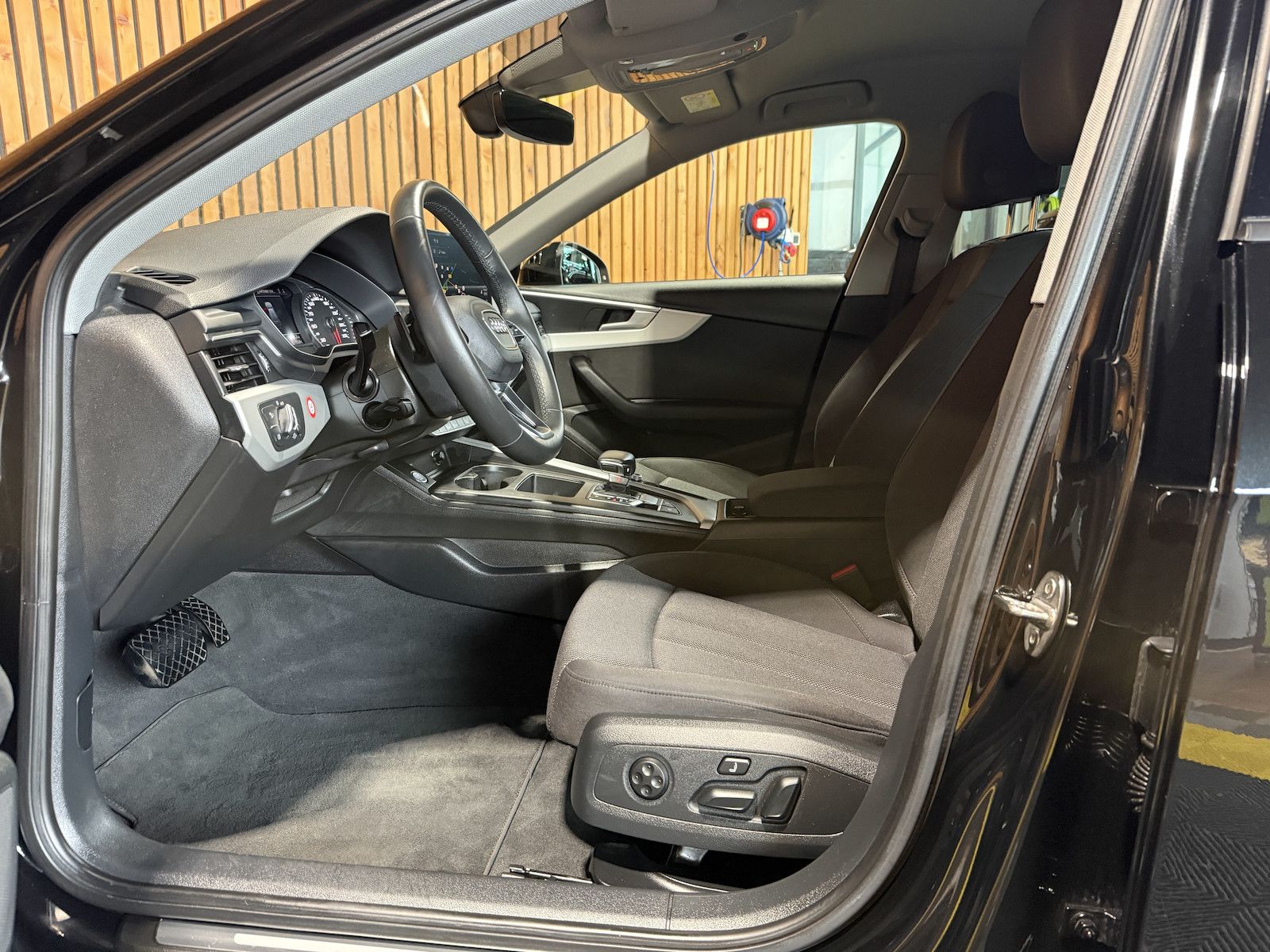 Fahrzeugabbildung Audi A4 Avant 2,0 TDI Aut. *Navi+*ACC*AHK*Kamera*App*